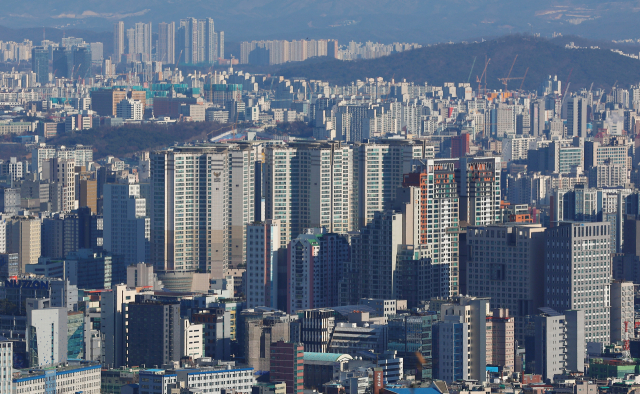 17일 오후 서울 남산에서 바라본 서울 시내 아파트 단지 모습. 연합뉴스