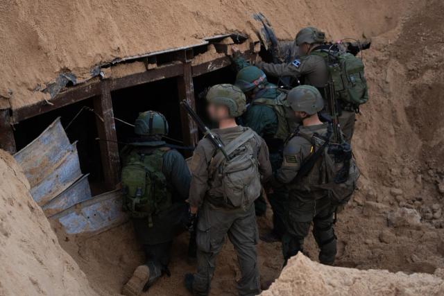 이스라엘군(IDF)은 17일(현지시간) 병사들이 가자지구에서 발견한 팔레스타인 무장정파 하마스의 지하터널 안을 살펴보고 있는 사진을 공개했다. IDF는 가자지구 곳곳을 파헤치며 하마스 터널을 찾고 있다. 연합뉴스