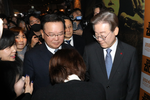 더불어민주당 이재명 대표와 김부겸 전 총리가 18일 오후 서울 용산구 용산 CGV에서 열린 