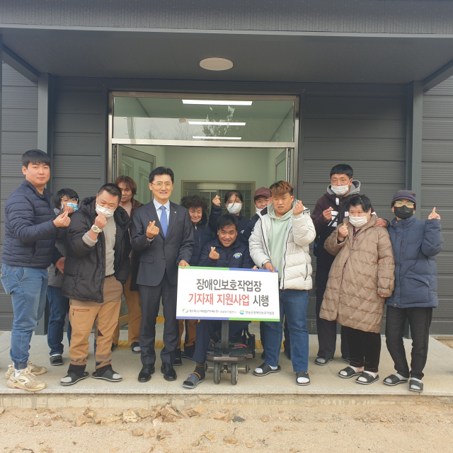 한국수력원자력㈜ 청송양수발전소가 지난 18일 청송군장애인연합회 산하 장애인보호작업장을 방문해 기자재를 전달했다. 한수원 제공