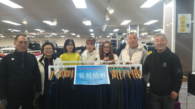 이동준 힐스팩토리 회장(오른쪽)이 지난 16일 부산 동구 한국장애인사회복지회에 아울렛에서 판매하고 있는 의류와 신발 7000만원 상당을 기부하고 있다. [사진=한국장애인사회복지회]
