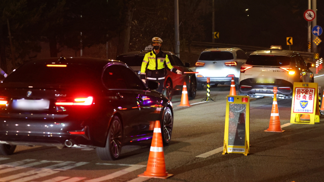경찰관들이 음주운전 단속을 하는 모습. 연합뉴스