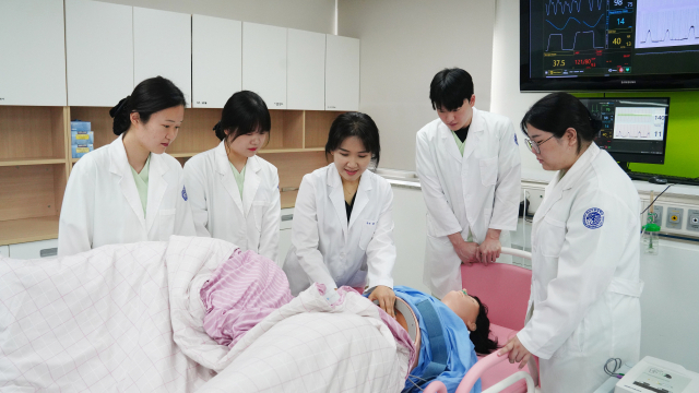 간호학과 교수와 학생들. 영남이공대 제공