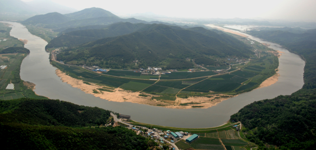 영남은 동고서저로 평야보다는 산악지대가 많고, 낙동강을 중심으로 샛강의 물이 모여들고 흐른다.