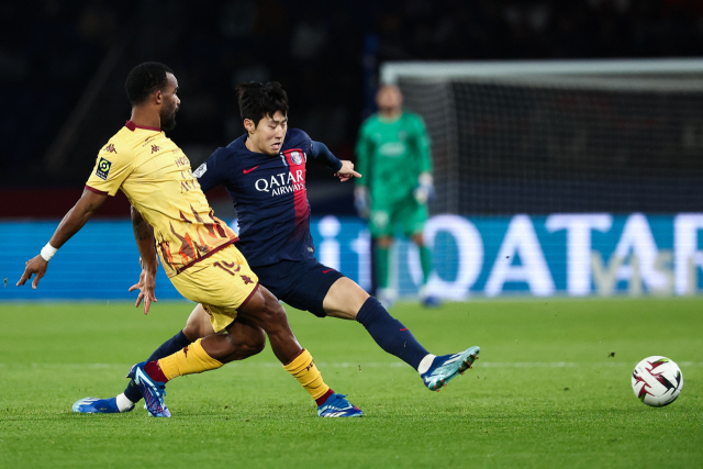 PSG 미드필더 이강인(오른쪽)이 FC메스의 하비브 마이가와 볼을 얻기 위해 치열하게 경합하고 있다. 연합뉴스