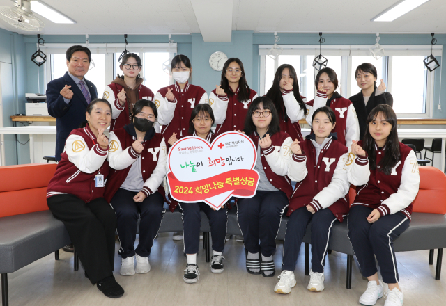 영송여자고등학교(교장 권상오)는 21일 학생들이 직접 모은 성금을 대한적십자사 대구광역시지사(회장 박명수)에 