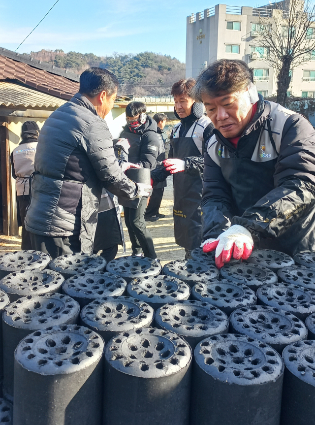 이재혁 경북개발공사 사장(오른쪽)이 지난 19일 예천군 일원에서 직원들과 연탄배달 봉사 활동을 시행하고 있다. 이날 공사 직원들은 1천200여 장의 연탄을 직접 손수 배달했다. 경북개발공사 제공