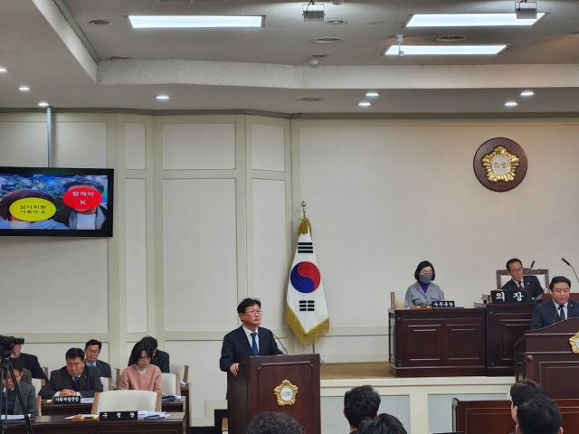 22일 오전 대구 수성구의회 본회의장에서 정대현 구의원의 질문에 김대권 수성구청장이 직접 답변하고 있다. 김지수 기자