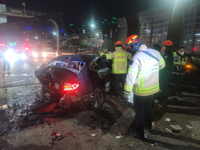 22일 오후 8시 55분쯤 대구 달성군 중부내륙고속도로 유천하이패스IC 인근에서 4중 추돌사고가 발생했다. 대구소방안전본부 제공.