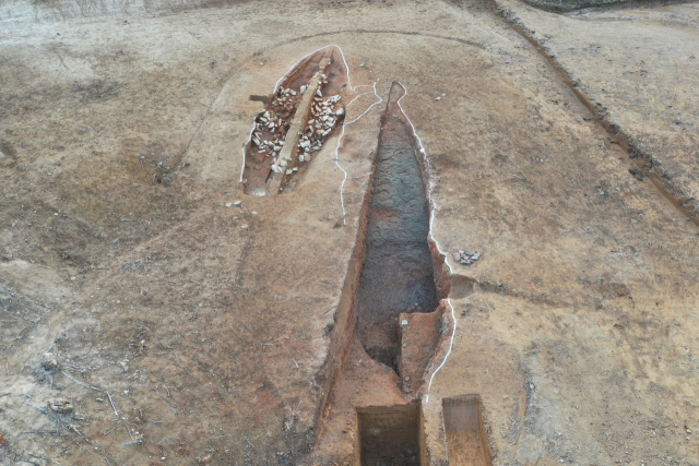 대구 군위군 삼국유사면 인각사지에서 발굴조사된 조선시대 기와가마(오른쪽)와 삼가마(왼쪽) 군위군 제공