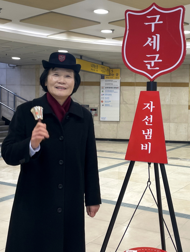 22일 오후 5시경 상인역 지하철 입구. 김찬호 구세군 대구경북지방장관이 자선냄비 모금을 위해 종을 흔들고 있다.임소현 기자 hyoni@imaeil.com