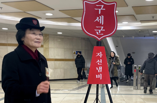 22일 오후 5시경 상인역 지하철 입구. 김찬호 구세군 대구경북지방장관이 자선냄비 모금을 위해 종을 흔들고 있다.임소현 기자 hyoni@imaeil.com