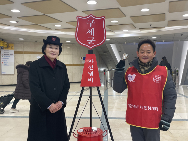 상인역 자선냄비는 8년째 달서구 통장 5명이 교대로 봉사하고 있다. 김찬호(왼쪽)구세군 대구경북지방장관과 달서구 통장.임소현 기자 hyoni@imaeil.com