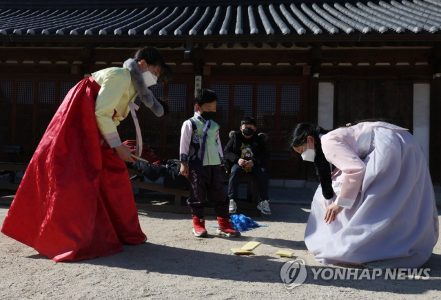 서울 중국 남산골한옥마을에서 설 연휴 즐기는 사람들[연합뉴스]