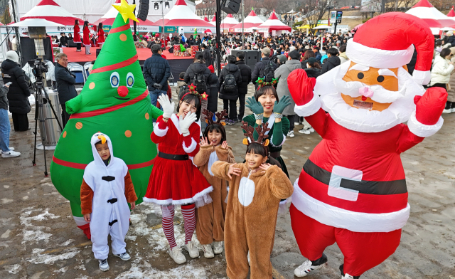 미국 북미항공우주방위사령부(이하 NORAD)가 웹사이트에서 산타클로스 위치를 실시간으로 중계한다. 24일 전북 임실군 성수면 임실치즈테마파크에서 열린 