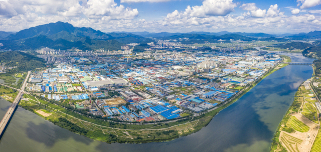 낙동강을 끼고 있는 경북 구미국가산업단지 전경. 신공항, 반도체, 방위산업 등으로 산업구조가 재편되고 있다. 구미시 제공