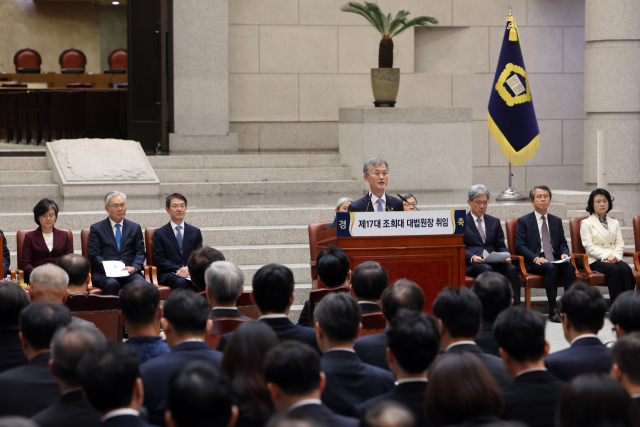 조희대 신임 대법원장이 11일 오후 서울 서초구 대법원에서 열린 취임식에서 취임사를 하고 있다. 연합뉴스