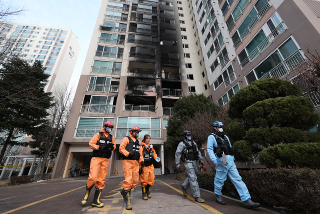 성탄절 새벽에 화재가 발생해 2명이 숨진 서울 도봉구의 한 고층 아파트에서 26일 경찰과 소방 당국이 합동 현장감식을 하고 있다. 연합뉴스