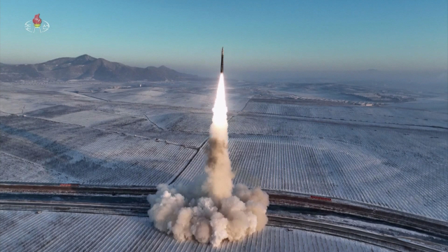 지난 18일 김정은 북한 국무위원장의 참관하에 발사한 고체연료 대륙간탄도미사일(ICBM) 