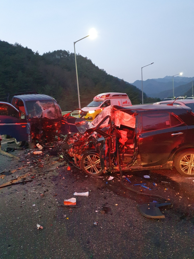 경북 봉화 소천면 고선리의 한 도로에서 화물차와 승용차가 정면 충돌해 1명이 숨지고 1명이 크게 다쳤다. 경북소방본부 제공