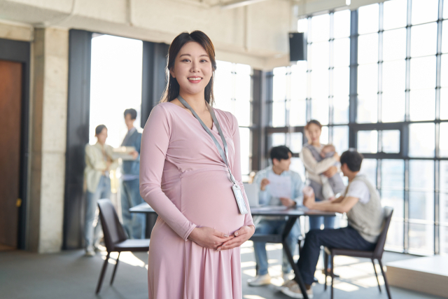 부부가 맞벌이를 하더라도 여성의 아이 돌봄 시간이 남성의 두배가 넘는 것으로 나타났다. 게티이미지 뱅크