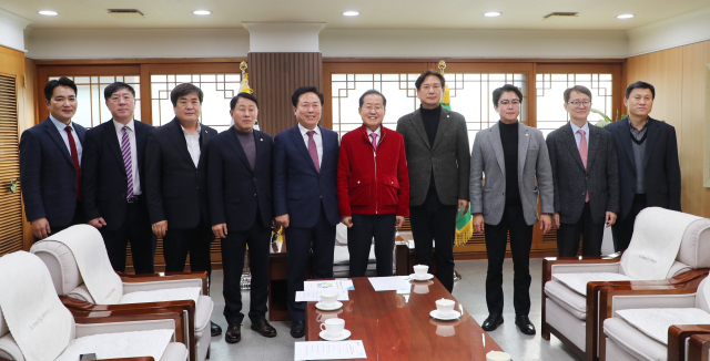 권기창 안동시장과 공무원들이 올 한 해 동안 지구 두바퀴를 훌쩍 넘은 10만㎞를 달리며 지방소멸 극복과 지역발전을 위한 성장동력 마련에 나섰다. 안동시 제공