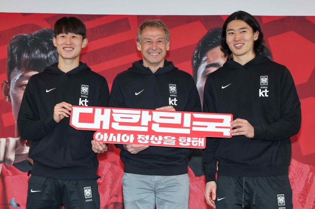 28일 서울 CGV 용산아이파크몰점에서 열린 2023 아시아축구연맹(AFC) 카타르 아시안컵 축구국가대표팀 최종명단 발표식에서 위르겐 클린스만 감독(가운데)과 이재성(왼쪽), 조규성이 기념촬영을 하고 있다. 연합뉴스