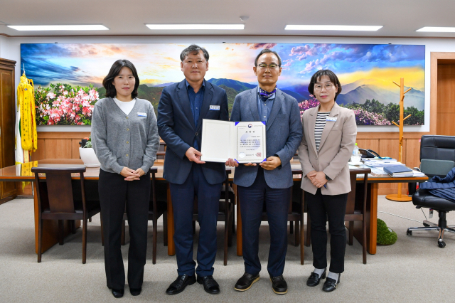 일자리경제과 직원들이 행정안전부 장관상을 수상했다. 영주시 제공