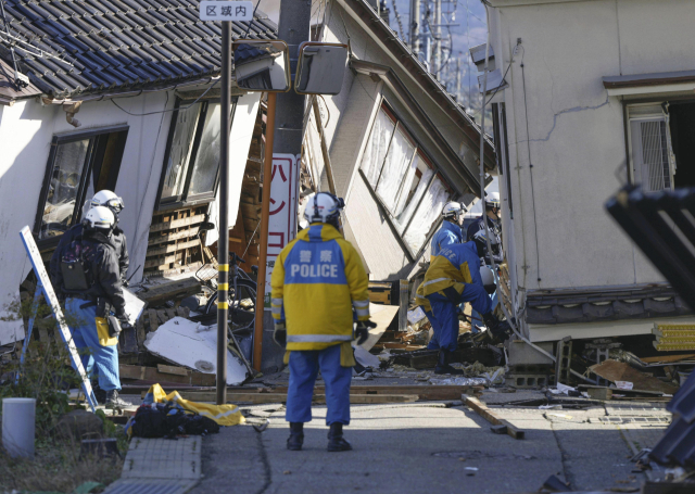 2일 지진으로 무너진 일본 이시카와현 와지마시의 건물 근처에서 경찰이 구조 작업을 벌이고 있다. 전날 이시카와현 노토 반도에서 규모 7.6의 강진이 발생했고, 이날 오전까지 여진이 이어졌다. 연합뉴스