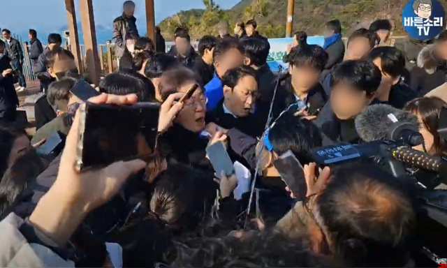 더불어민주당 이재명 대표가 2일 부산 가덕도 신공항 부지를 둘러본 뒤 기자들과 문답을 진행하며 이동 중 한 남성으로부터 습격당하고 있다. 연합뉴스