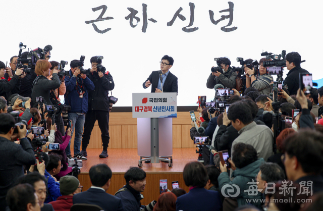 국민의힘 한동훈 비상대책위원장이 2일 오후 대구 북구 엑스코에서 열린 국민의힘 대구·경북(TK) 신년인사회에 참석해 인사말을 하고 있다. 안성완 기자 asw0727@imaeil.com