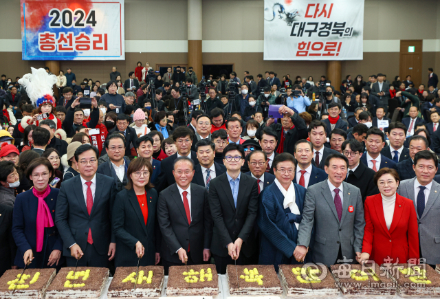 국민의힘 한동훈 비상대책위원장이 2일 오후 대구 북구 엑스코에서 열린 국민의힘 대구·경북(TK) 신년인사회에 참석해 이철우 경북도지사를 비롯한 지역 국회의원들과 함께 떡케이크 커팅식을 하고 있다. 안성완 기자 asw0727@imaeil.com