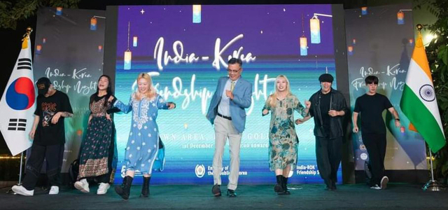 장재복 주인도 한국 대사가 뉴델리 한국-인도 우정의 50주년 행사에서 인도 춤을 추고 있다.