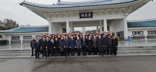 재경대구경북시도민회 향우들이 3일 서울현충원 참배를 마친 뒤 한 자리에 모였다. 시도민회 제공