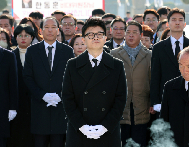 국민의힘 한동훈 비상대책위원장이 4일 오전 광주 북구 국립5·18민주묘지에서 참배하고 있다. 연합뉴스