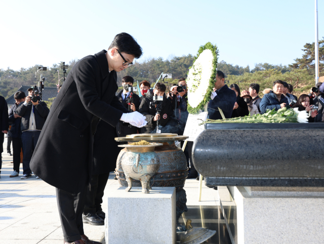 국민의힘 한동훈 비상대책위원장이 4일 오전 광주 북구 국립 5·18 민주묘지를 참배하고 있다. 연합뉴스