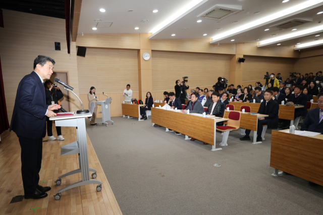 제12차 찾아가는 교육발전특구 설명회가 열린 28일 오후 강원대학교 춘천캠퍼스에서 이주호 부총리가 발언하고 있다. 교육발전특구는 지역에서도 양질의 교육을 받을 수 있도록 지방정부가 협력해 지역교육을 혁신하고, 지역인재 양성과 지역 정주 생태계 활성화를 목표로 한다. 연합뉴스