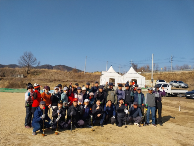 대구 군위군 소보면과 부계면 파크골프 동호인들이 소보면 달천 파크골프장에서 친선 파크골프대회를 열고 화합을 다짐했다. 군위군 제공