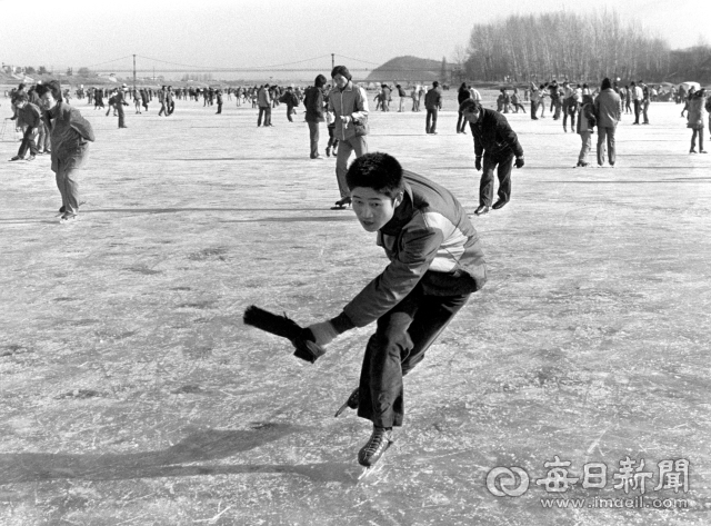1977년 1월 23일 일요일 영하 8도의 강추위에 동촌 금호강에서 스케이터들이 빙판위의 겨울 스포츠를 즐기고 있다. 사진=매일아카이빙센터