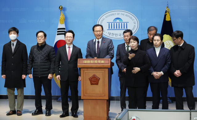 5일 국회에서 열린 개혁신당 입당 기자회견에서 국민의힘 당협위원장인 문병호 전 의원이 입장을 말하고 있다. 연합뉴스