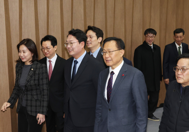 5일 국회에서 열린 개혁신당 입당 기자회견을 마친 국민의힘 당협위원장인 문병호 전 의원(오른쪽 두번째부터) 등이 이기인, 천하람, 허은아 공동 창당준비위원장과 함께 걸어나오고 있다. 연합뉴스