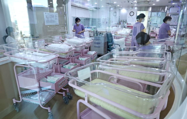 서울의 한 공공산후조리원 신생아실에 일부 요람이 비어 있는 모습. 연합뉴스