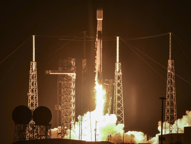 스페이스X의 팰컨9 로켓이 3일(현지시간) 미국 플로리다주 케이프 커내버럴 우주군 기지에서 스웨덴의 오브존-3 인터넷 광대역 통신위성을 싣고 우주로 날아오르고 있다. 오브존-3 위성은 민간 자금으로 개발된 최초의 스웨덴 정지궤도 위성으로 알려졌다. 연합뉴스