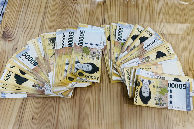 기초연금 대상자인 익명의 기부자가 영주시 가흥2동 행정복지센터에 전달한 5만원권 돈다발. 영주시 제공