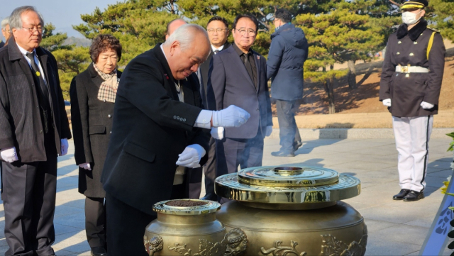 경북보훈단체 협의회 임직원 일동은 2024년 새해를 맞이해 지난 5일 국립영천호국원에서 신년 참배 행사를 열었다. 대한민국상이군경회 경북지부 제공