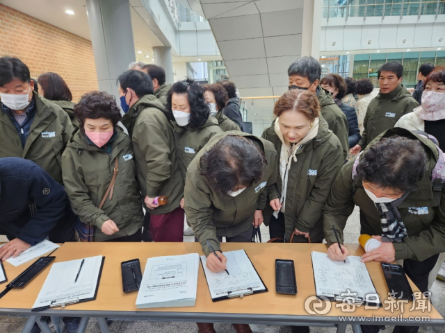 포항 이통장 직무능력개발 교육에 앞서 참석자들이 포스텍 연구중심의대 설립 서명에 동참하고 있다. 포항시 제공