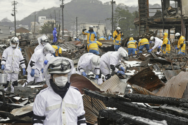 지난 1일 규모 7.6의 강진 피해를 본 일본 이시카와현 와지마 시내에서 경찰과 구조대원들이 실종자를 찾고 있다. 연합뉴스