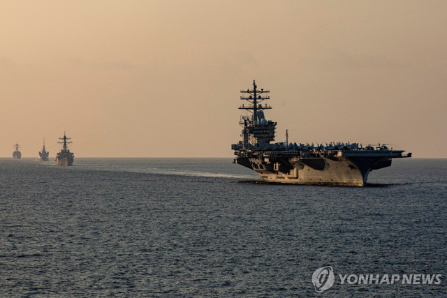 호르무즈 해협을 지나는 미 해군 항공모함 드와이트 아이젠하워호와 미국, 프랑스 구축함들[로이터 연합뉴스]