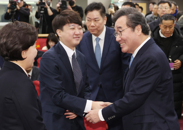 신당 창당을 추진 중인 이준석 전 국민의힘 대표와 이낙연 전 더불어민주당 대표(오른쪽)가 9일 국회 의원회관에서 열린 한국의희망 양향자 대표 출판기념회에서 인사하고 있다. 연합뉴스