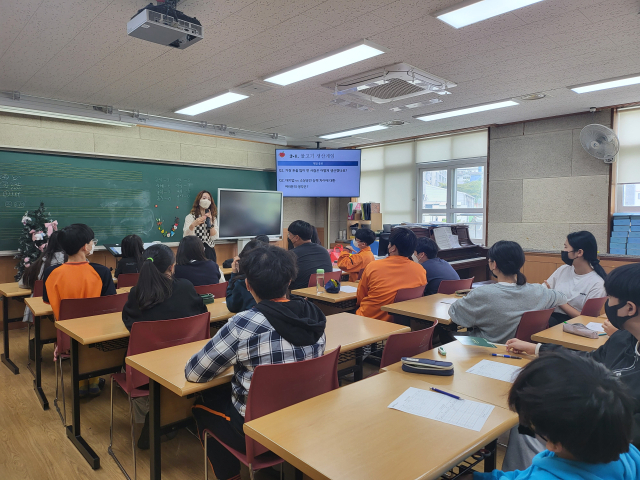 경북지역경제교육센터가 지난해 교육생들을 대상으로 경제교육을 하고 있다. 경북전문대 제공